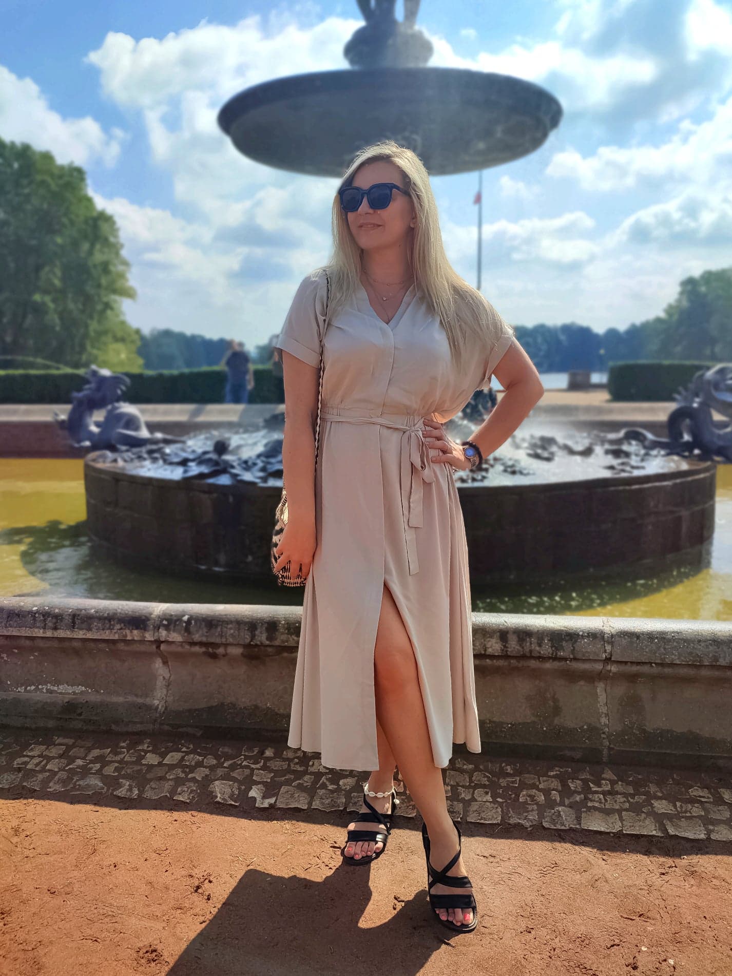 Beżowa szmizjerka Bonprix